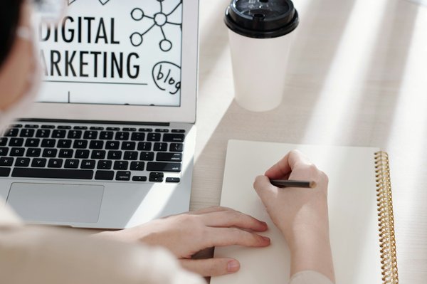 Formation marketing digital : devenez expert en revenus en ligne !